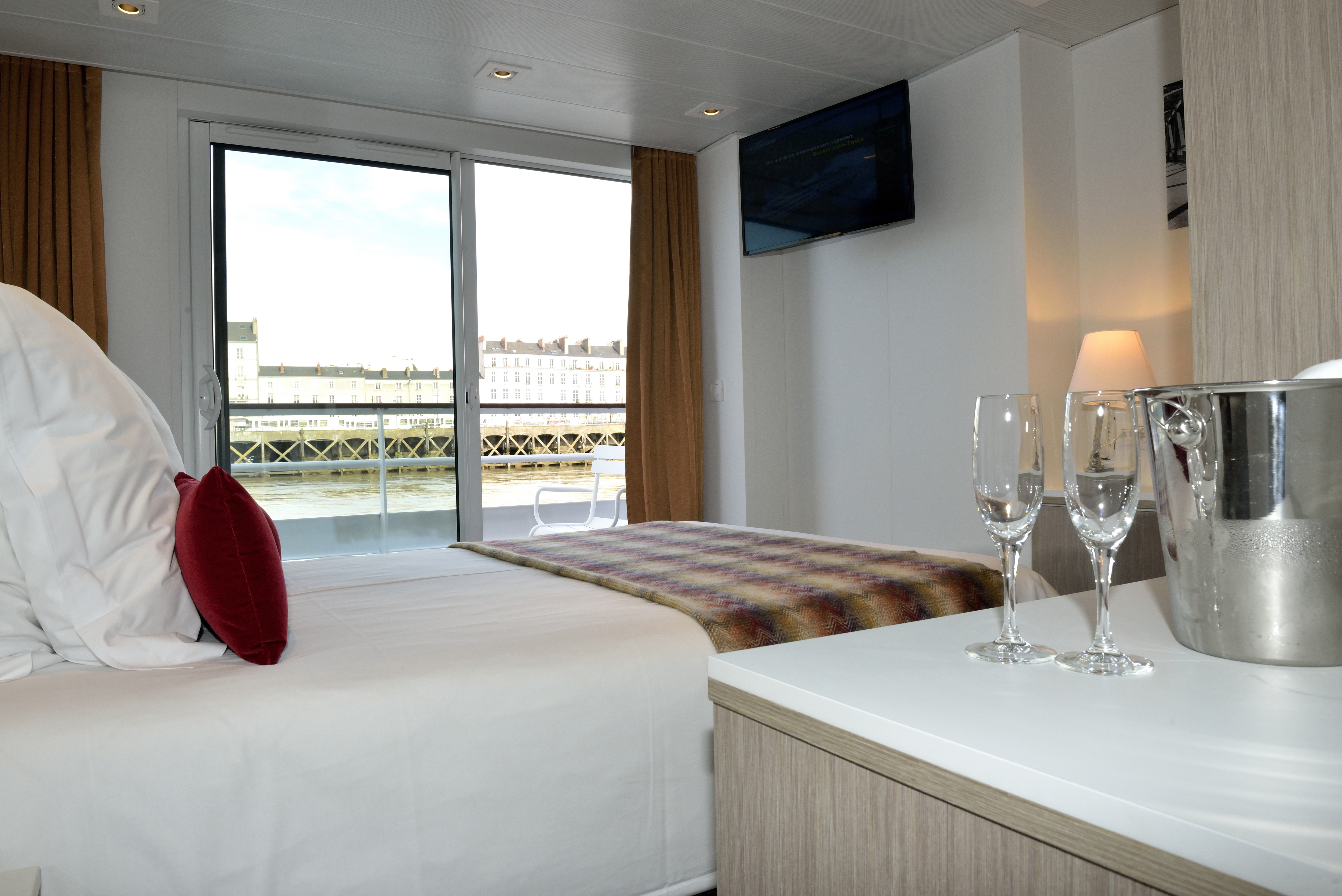 CroisiEurope MS Loire Princesse Cabin 8.jpg